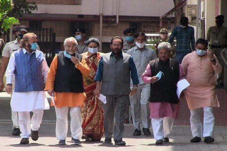 मुख्तार अब्बास नकवी का कहना है कि खून खराबी का जो खेला ममता जी कर रहे थी उस खेले में कहीं न कहीं विघ्न पड़ गया है.