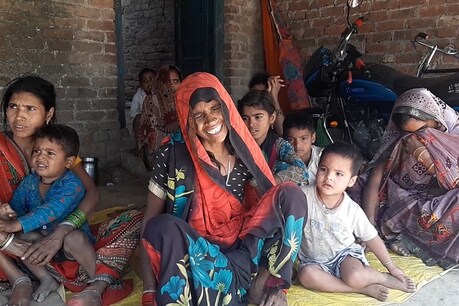 मुफ्त बंटी जहरीली शराब पीने से हुई मौत के बाद बिलखते परिजन.