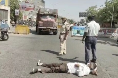 बाड़मेर में ट्रैफिक पुलिस के चालान काटने से नाराज बुजुर्ग ने सड़क पर लेटकर किया हंगामा.
