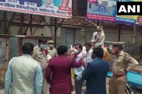 राजस्थान के भीलवाड़ा में कोरोना का उल्लंघन कर बारात निकाली जा रही थी, पुलिस ने उसे रुकवा दिया है.