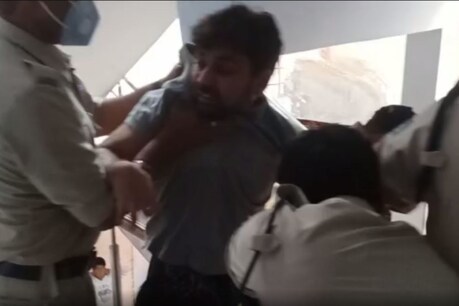 भिंड में छापा पड़ने के बाद आरोपी पुलिस से भिड़ गया.