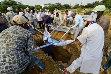 दिल्ली में कब्रिस्तान में क्षमताओं को दोगुना कर दिया है. ((PTI Photo/Kamal Kishore)