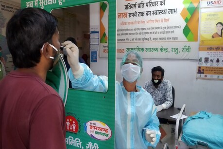 झारखंड की राजधानी रांची में रातू सीएचसी प्रभारी ने कोरोना वैक्सीन लगवाने वालों के लिए एक तुगलकी फरमान जारी किया है.