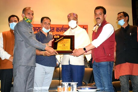 नेरचौक में श्री लाल बहादुर शास्त्री राजकीय चिकित्सा महाविद्यालय एवं अस्पताल के परिसर में हिमाचल प्रदेश गैर-राजपत्रित कर्मचारी फेडरेशन की ओर से आयोजित अभिनंदन समारोह में सीएम.