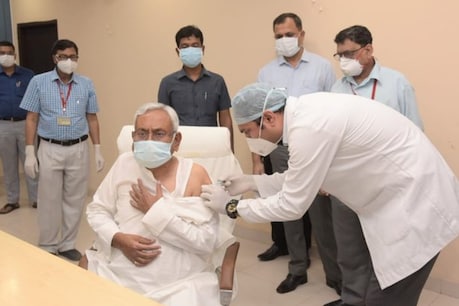बिहार के मुख्यमंत्री नीतीश कुमार ने आज कोरोना वैक्सीन की दूसरी डोज लगवाई. 
