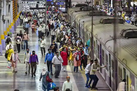 कोरोनोवायरस महामारी के बीच सीएसएमटी स्टेशन पर मौजूद यात्री (पीटीआई)