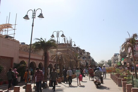 चांदनी चौक में मोटर व्हीकल्स का प्रवेश पूरी तरह से प्रतिबंधित किया गया है.