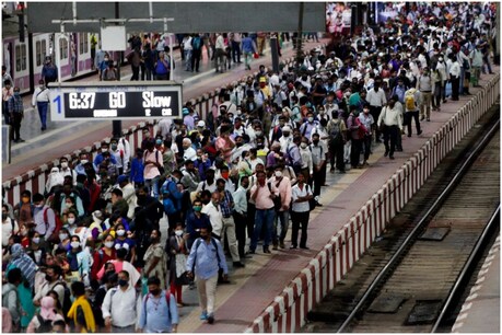कोरोना की दूसरी लहर के बाद शहरों से लोग गांव लौटने लगे हैं. (AP)