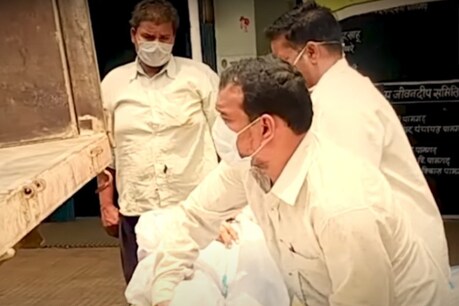 छत्तीसगढ़ के जांजगीर चांपा में कोरोना मरीज की मौत हो जाने के बाद उसे शव वाहन ही नहीं मिला.