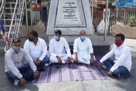 अपने समर्थकों के साथ धरने पर बैठे कांग्रेस एमएलए.