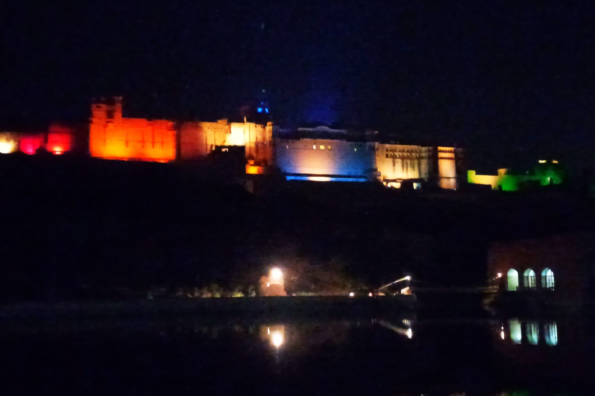 जयपुर में कोरोना का झटका लगा है, यहां पर नाइट टूरिज्म और आमेर किले में लाइट एंड साउंड शो बंद कर दिया गया है.
