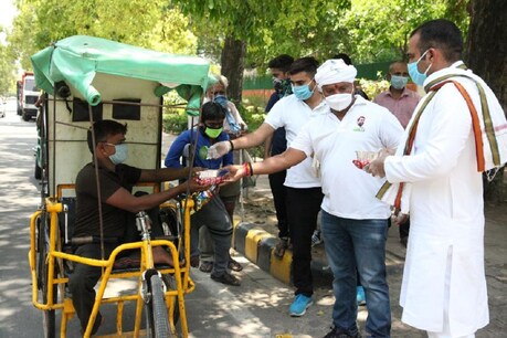 यूथ कांग्रेस के सोशल मीडिया वॉर रूम में IYC अध्यक्ष श्रीनिवास खुद आने वाली रिक्वेस्ट को मॉनिटर कर रहे हैं