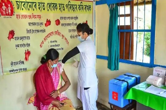 असम के तेजपुर में एक महिला स्वास्थ्यकर्मी को कोरोना टीका देती एक नर्स. (पीटीआई फाइल फोटो)