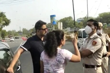 दिल्ली पुलिस से बहस करती महिला और उसका पति. (फाइल फोटो)