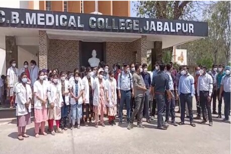 जूनियर डॉक्टर्स 4 सूत्रीय मांग कर रहे हैं.