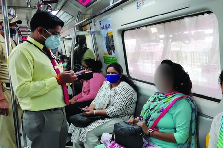 दिल्ली मेट्रो में उन यात्रियों के चालान किए जा रहे हैं जो सही तरीके से फेस मास्क नहीं पहन रहे हैं और सोशल डिस्टेंसिंग का पालन नहीं कर रहे हैं.
