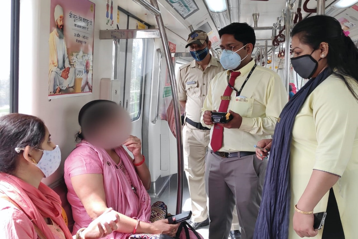 Delhi Metro Flying Squads penalised commuters for not wearing a face mask properly दिल्ली मेट्रो में उन यात्रियों के चालान किए जा रहे हैं जो सही तरीके से फेस मास्क नहीं पहन रहे हैं और सोशल डिस्टेंसिंग का पालन नहीं कर रहे हैं.