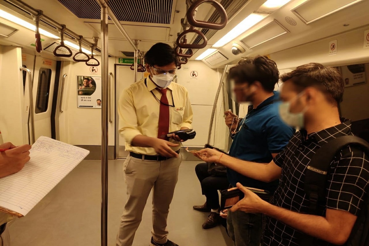 Delhi Metro Flying Squads penalised commuters for not wearing a face mask properly दिल्ली मेट्रो में उन यात्रियों के चालान किए जा रहे हैं जो सही तरीके से फेस मास्क नहीं पहन रहे हैं और सोशल डिस्टेंसिंग का पालन नहीं कर रहे हैं.