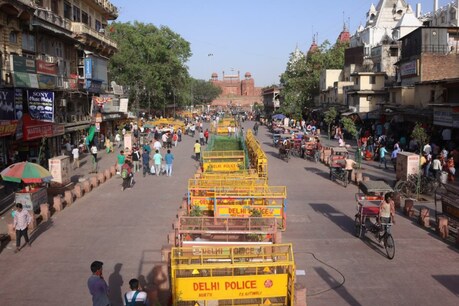 चांदनी चौक की सुंदरता को बढ़ाने के लिए लाल किले के सामने वाली सड़क का सौंदर्यीकरण किया गया है.
