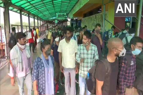 दिल्ली के रेलवे स्टेशन में फिर दिखी लोगों की भीड़. (ANI)