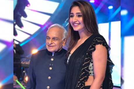 ध्वनि भानुशाली आनंदजी के साथ