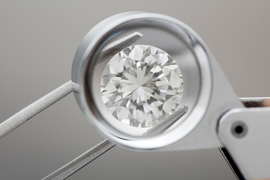  उद्योगों के उपयोग के अलावा भी, गुप्ता का मानना है कि हो सकता है कि भविष्य में षटकोणीय हीरे (Hexagonal Diamonds) अंगूठियों (Rings) में भी उपयोग में लाए जाने लगे. फिलहाल लैब में बने घनाकार हीरे (Cubic Diamonds) प्राकृतिक हीरों से कम कीमत के होते हैं, लेकिन षटकोणीय हीरे नए होंगे और बहुत ही कम मात्रा में उपलब्ध होंगे इसलिए ज्यादा कीमती होंगे और उनकी मांग भी ज्यादा होगी. (प्रतीकात्मक तस्वीर: shutterstock)