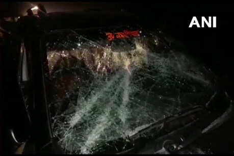 पश्चिम बंगाल के कूचबिहार में भाजपा के प्रदेश अध्यक्ष दिलीप घोष के काफिले पर हमला. (ANI Tweet/7 April 2021)