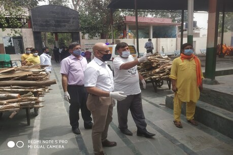 पूर्वी निगम ने शवों को जलाने के लिए गोबर के उपलों का भी प्रयोग करने की अनुमति दी है.
