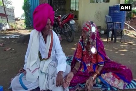 कोरोना वायरस को मात देने वाले बुजुर्ग दंपति. (ANI Tweet/28 April 2021)