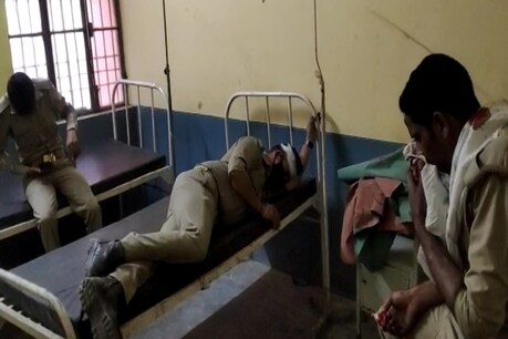 घायल तीनों पुलिसकर्मी स्थानीय सीएचसी पहुंचे जहां डाक्टर ने उनकी गंभीर हालत को देखते हुए उन्हें लोहिया अस्पताल के लिये रेफर कर दिया