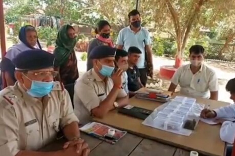 दिल्ली पुलिस की टीम आरोपी महिला को अपने साथ लेकर गई.