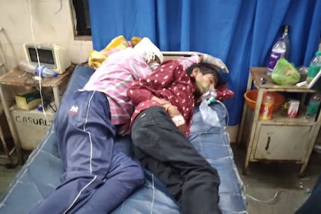नागपुर के जीएमसी अस्पताल में एक ही बिस्तर पर दो-दो मरीज दिखाई दे रहे हैं. ANI