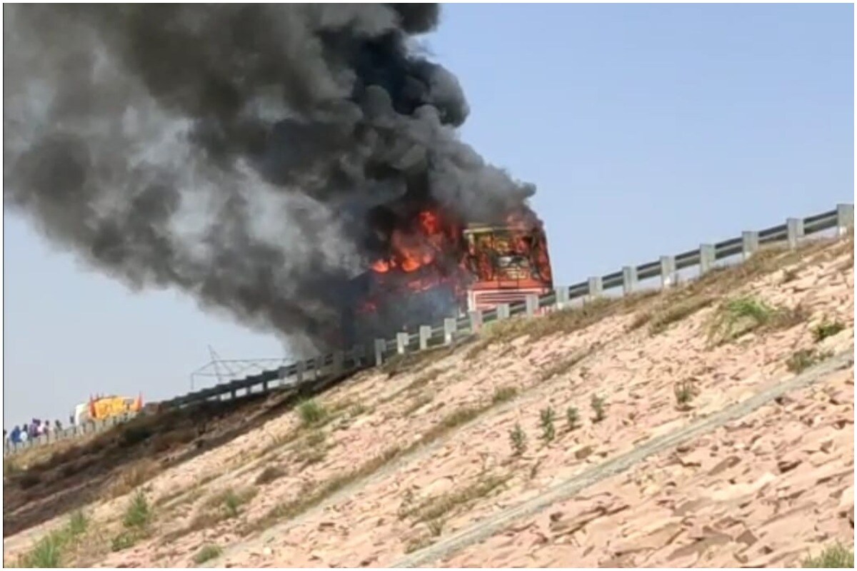 Etawah, Bihar, bus fire,इटावा, बिहार, बस में लगी आग