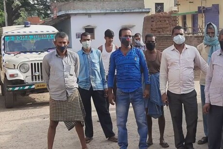 गोड्डा में करीलाल महतो के घर के बाहर जमा ग्रामीण और प्रशासन की भेजी एंबुलेंस.