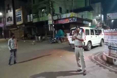 गीत गाते टीआई गोपाल वैश्य.