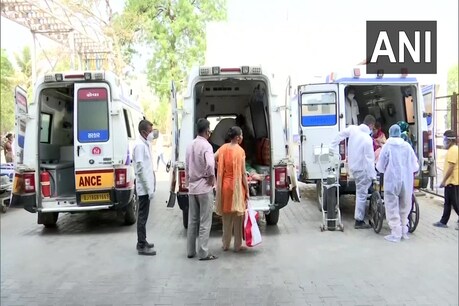 अहमदाबाद में सिविल अस्पताल के बाहर लगी एम्बुलेंस की लाइन. (ANI/13 April 2021)