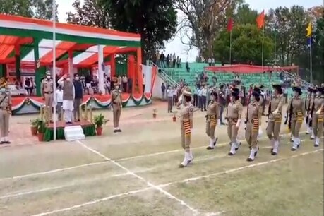 हिमाचल दिवस के अवसर पर सलामी देने जवान.