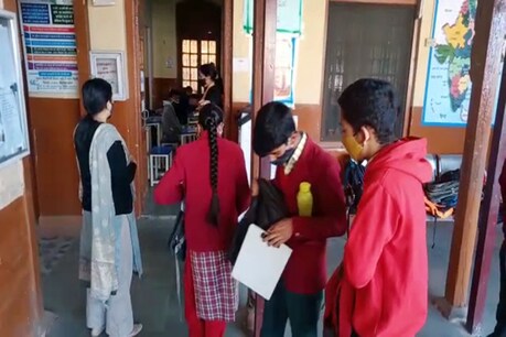 शिमला में स्कूल में एग्जाम देने के लिए पहुंचे बच्चे.