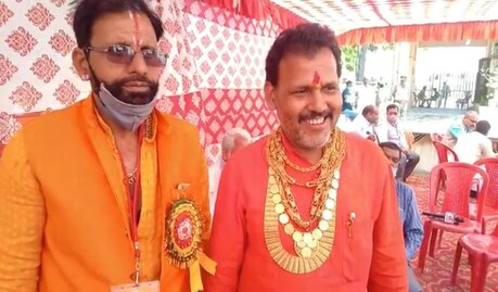 जिला पंचायत उम्मीदवार का पति सोने के गहनों में लदा हुआ अपने समर्थक को साथ.