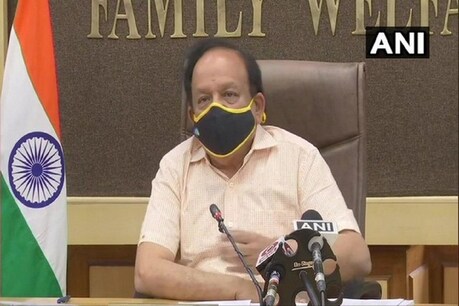 केंद्रीय मंत्री ने दिल्ली के सभी अस्पतालों को निर्देश देते हुए कहा कि सभी संस्थान अपने यहां कोरोना मरीजों के लिए संसाधनों को बढ़ाने के लिए काम करें. ANI