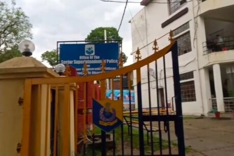 हिमाचल प्रदेश के कांगड़ा में पाकिस्तानी फोन कंपनी के सिग्नल मिलने से हड़कंप मच गया है.