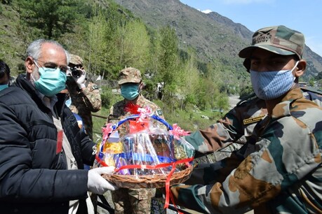 पाकिस्तान लौटते वक्त युवक को सेना ने मिठाई और कपड़े भी दिए. (ANI Twitter/7 April)