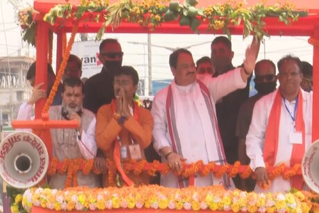 पश्चिम बंगाल के अलीपुरद्वार में एक रोड शो के दौरान भाजपा के जेपी नड्डा. (BJP4India Twitter/8 April 2021)