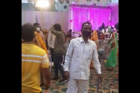 जबलपुर में कोरोना संकट के बीच शादी समारोह में 400 लोग पहुंच गए दावत में. पुलिस ने मामले में एफआईआर दर्ज की.