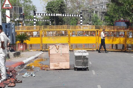 धरना सीएमआर के पास होने के कारण पुलिस ने वहां सुरक्षा के पुख्ता इंतजाम कर रखे हैं.