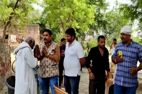 जौनपुर जनपद की करियांव ग्राम पंचायत से प्रधान पद के लिए भोजपुरी फिल्म निर्माता पिंटू सिंह और प्रधान पद की प्रत्याशी किन्नर आशा ने रविवार को अपना पर्चा दाखिल किया