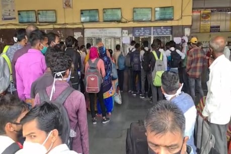 जोधपुर से पलायन करने वाले अधिकतर मजदूर मध्य प्रदेश और उत्तर प्रदेश के रहने वाले हैं. शहर के पावटा बस स्टैंड पर उमड़ी भीड़.