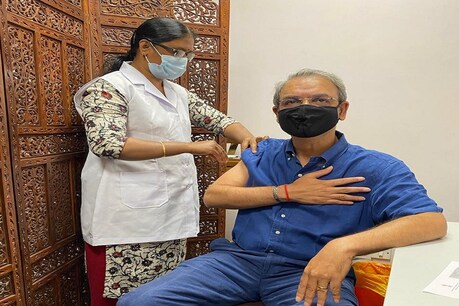 दिल्ली हाईकोर्ट की डिस्पेंसरी में कोविड 19 का टीका लगवाते जस्टिस सिद्धार्थ मृदुल...