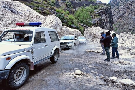 बुधवार को राष्ट्रीय उच्च मार्ग-5 रल्ली में पहाड़ से ग्लेशियर (Glacier) आ गया.