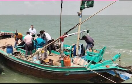 कच्छ की समुद्री सीमा में पकड़ी गई पाकिस्तान की नाव.